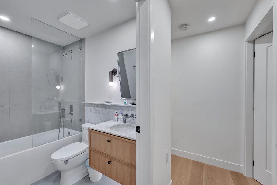 1232 W 26th Avenue Vancouver, BC - 27