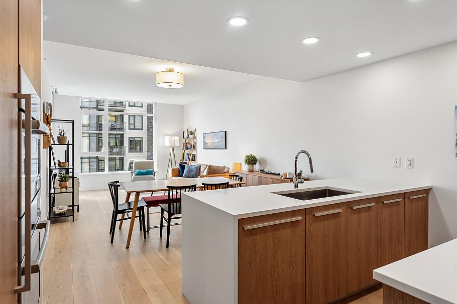 403 2780 Valley Centre Avenue North Vancouver, BC - 5