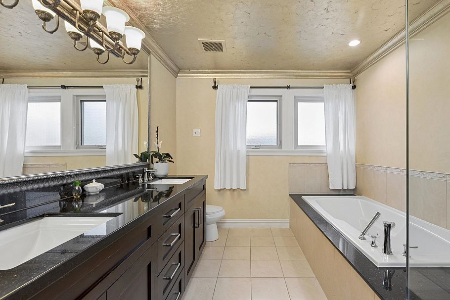 418 E 13th Street North Vancouver, BC - 20