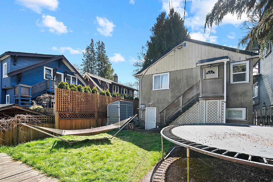 905 W 23 Avenue Vancouver, BC - 2