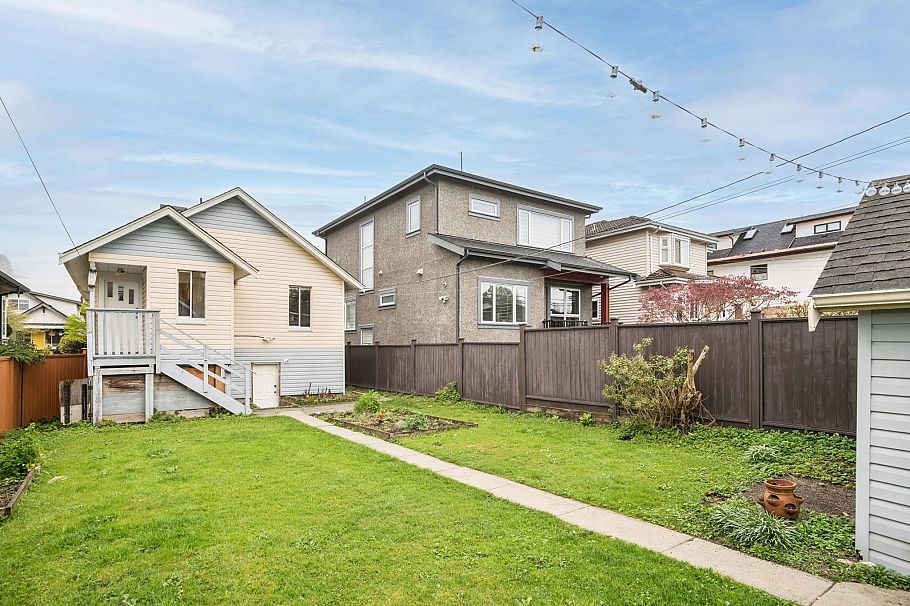 2654 Triumph Street Vancouver, BC - 23