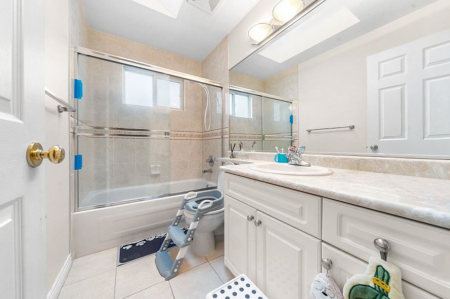 62 E 61st Avenue Vancouver, BC - 24