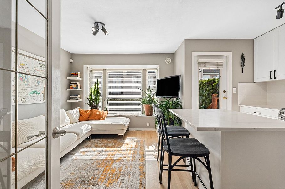 104 225 E 6th Street North Vancouver, BC - 11