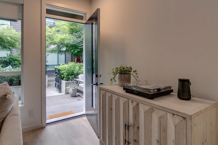 8 533 E 3rd Street North Vancouver, BC - 3