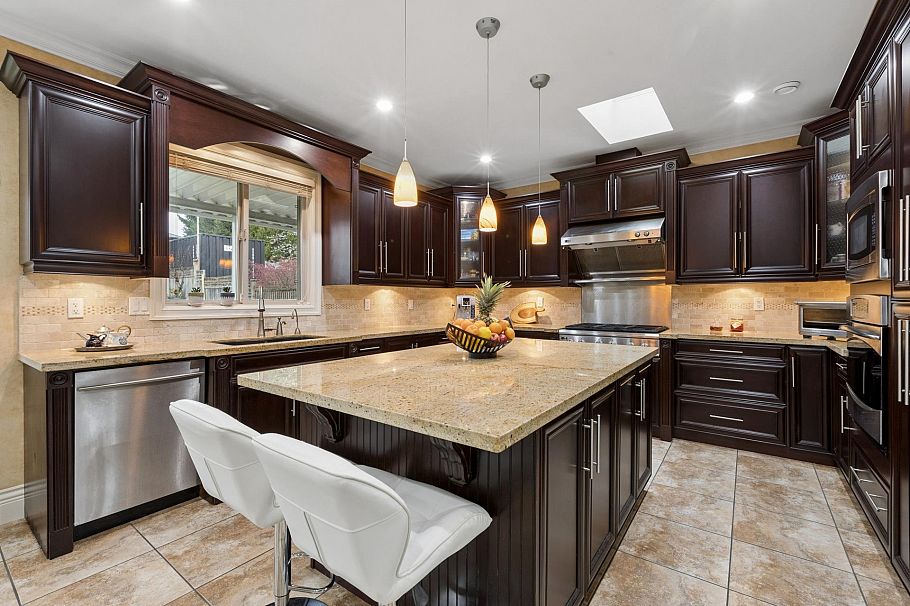 418 E 13th Street North Vancouver, BC - 9