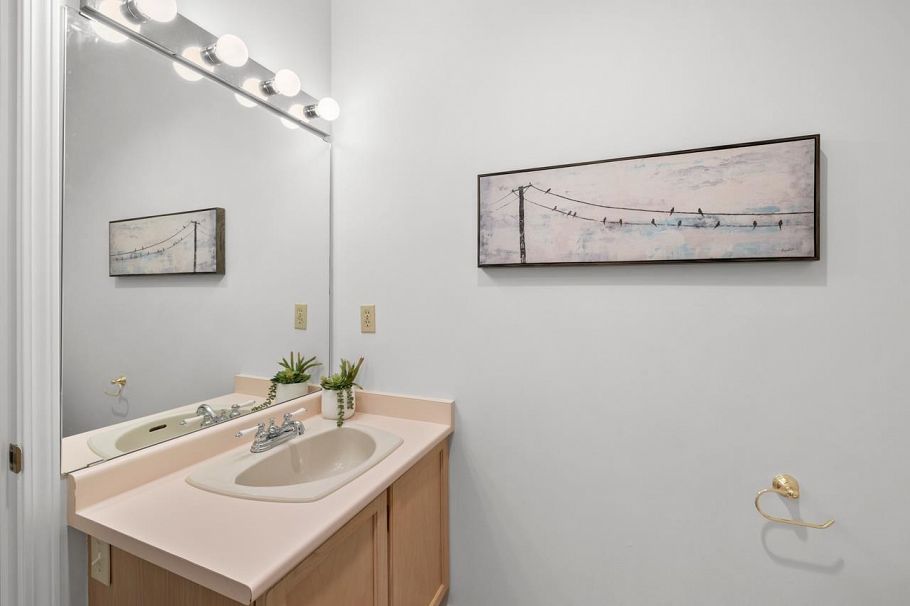 415 121 W 29th Street North Vancouver, BC - 23