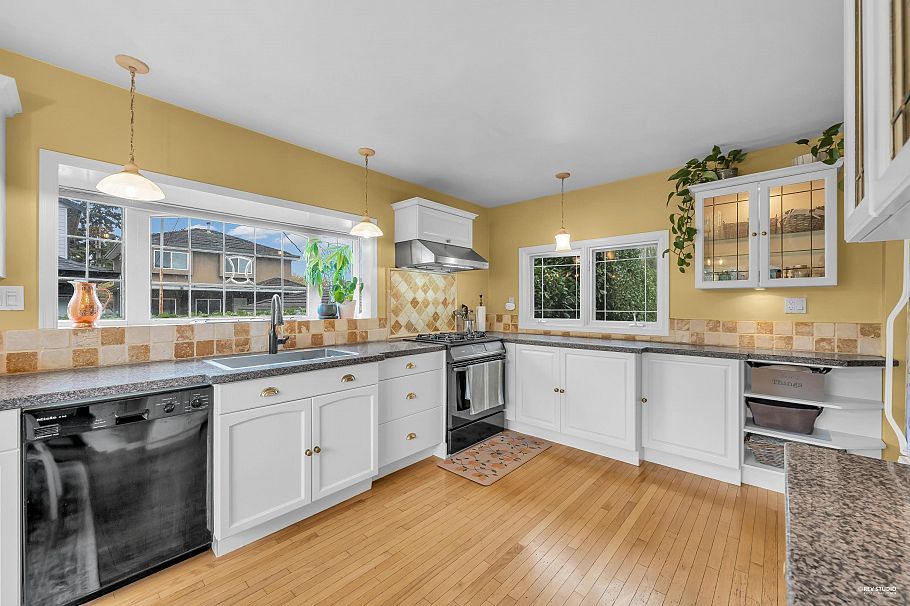 378 E 59th Avenue Vancouver, BC - 2