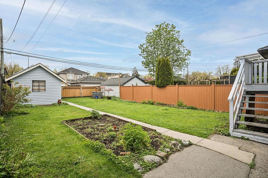 2654 Triumph Street Vancouver, BC - 25