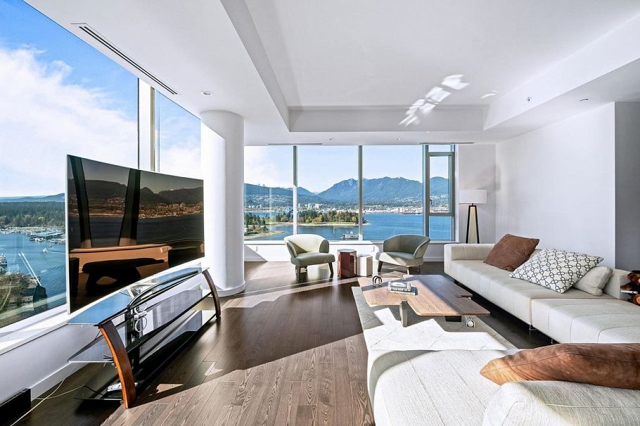 2001 277 Thurlow Street Vancouver, BC - 2