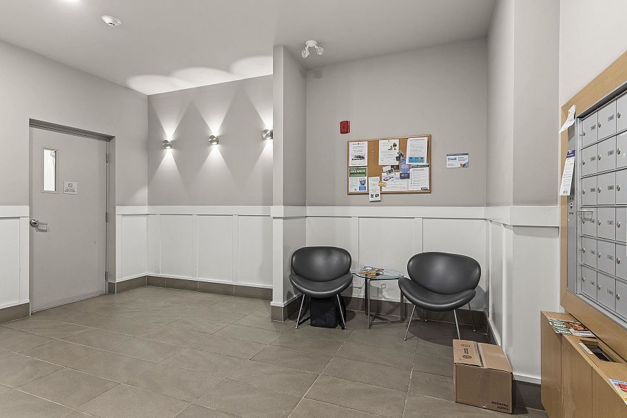 302 688 E 19 Avenue Vancouver, BC - 2