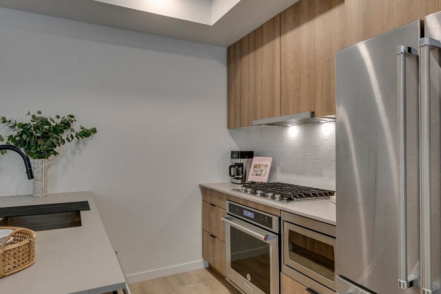 8 533 E 3rd Street North Vancouver, BC - 9