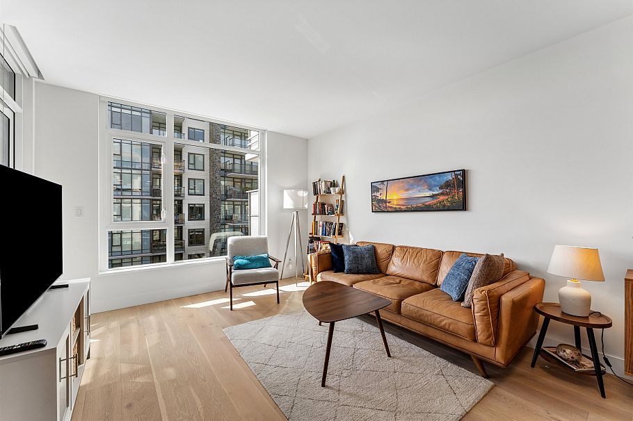 403 2780 Valley Centre Avenue North Vancouver, BC - 3