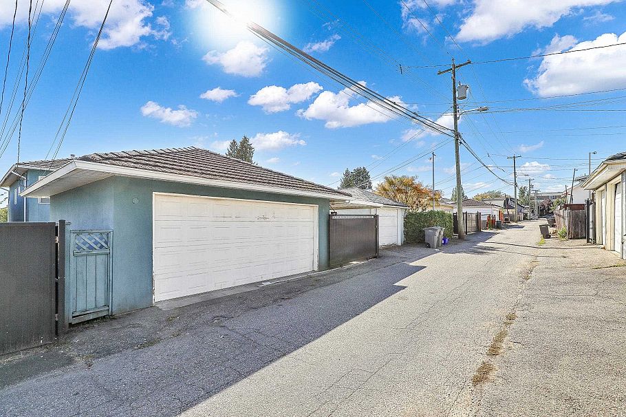 1257 E 60th Avenue Vancouver, BC - 38