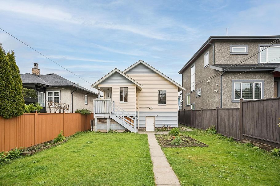 2654 Triumph Street Vancouver, BC - 22