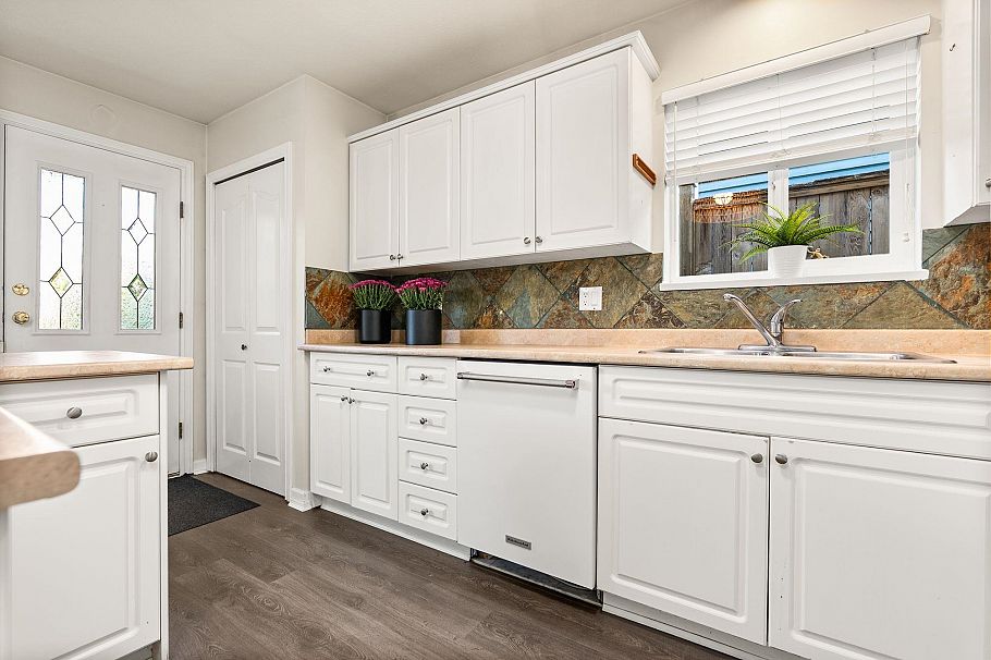 346 W 14th Street North Vancouver, BC - 13