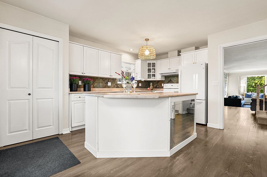 346 W 14th Street North Vancouver, BC - 12