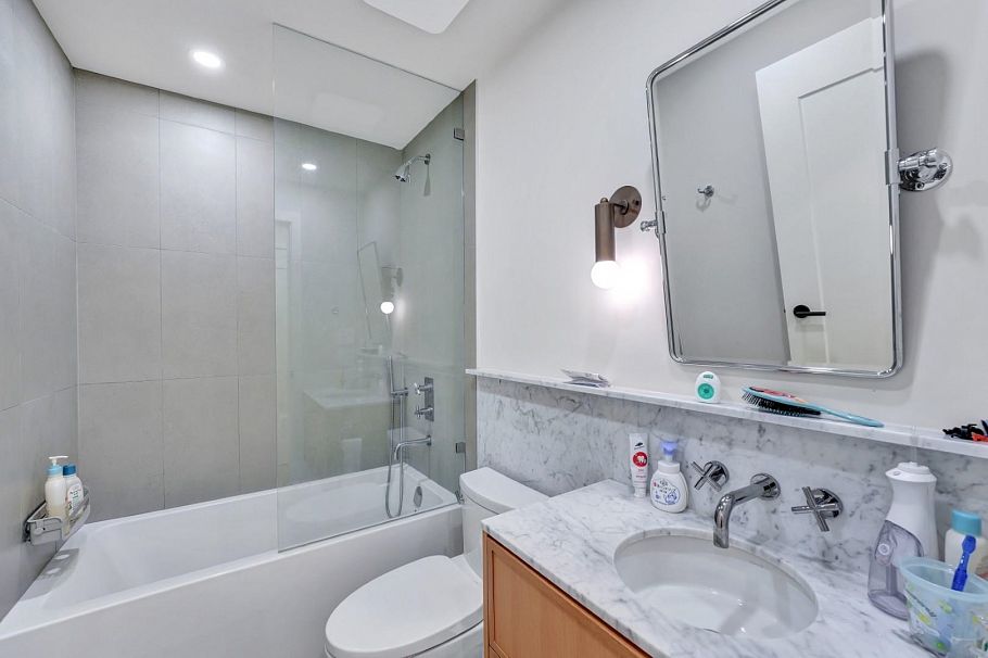 1232 W 26th Avenue Vancouver, BC - 26