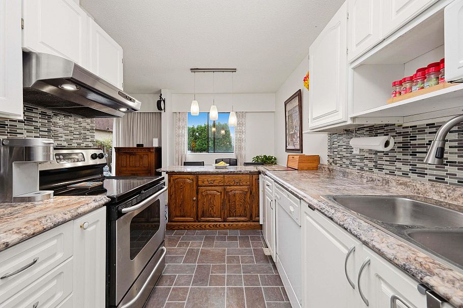 841 Old Lillooet Road North Vancouver, BC - 8