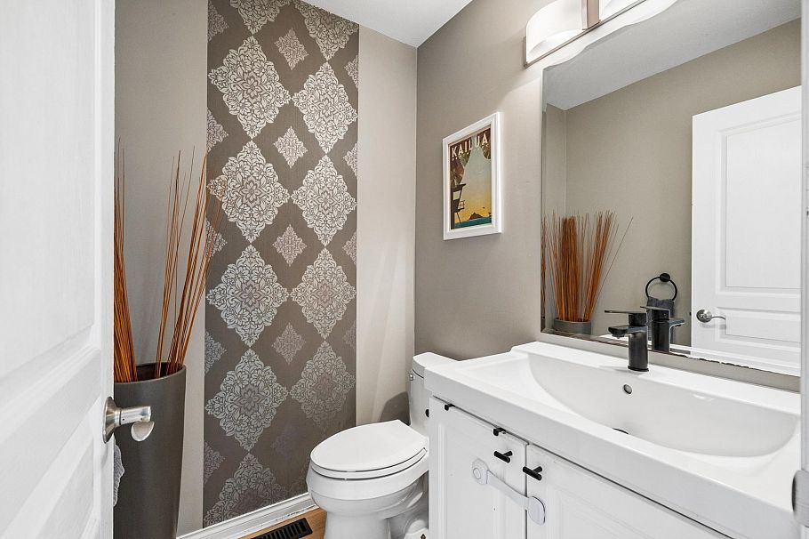 104 225 E 6th Street North Vancouver, BC - 13