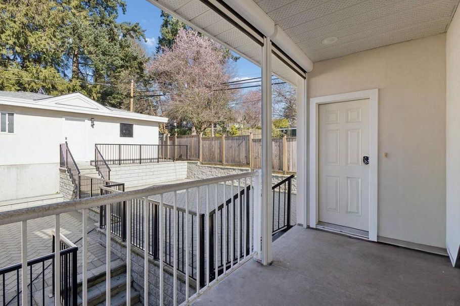 2709 W 37th Avenue Vancouver, BC - 32