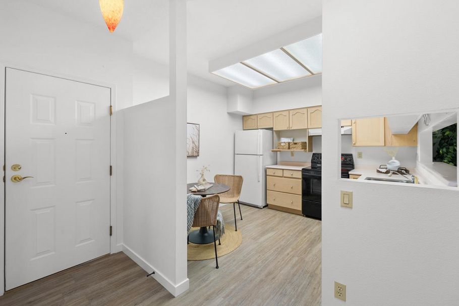 415 121 W 29th Street North Vancouver, BC - 10