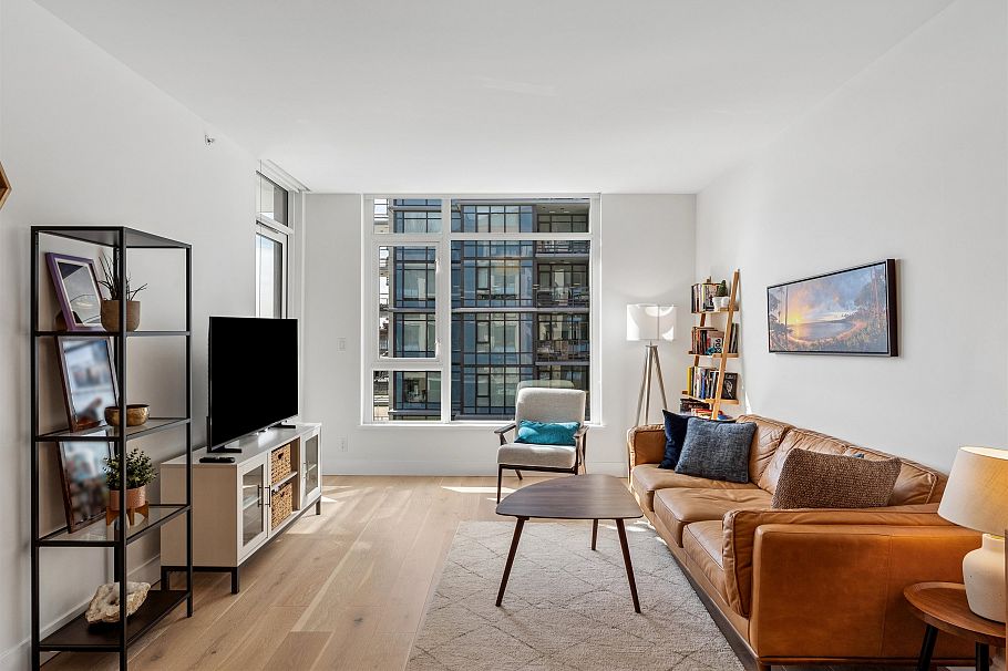 403 2780 Valley Centre Avenue North Vancouver, BC - 4