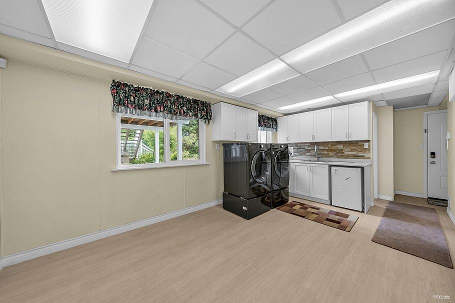 3566 Regent Avenue North Vancouver, BC - 35