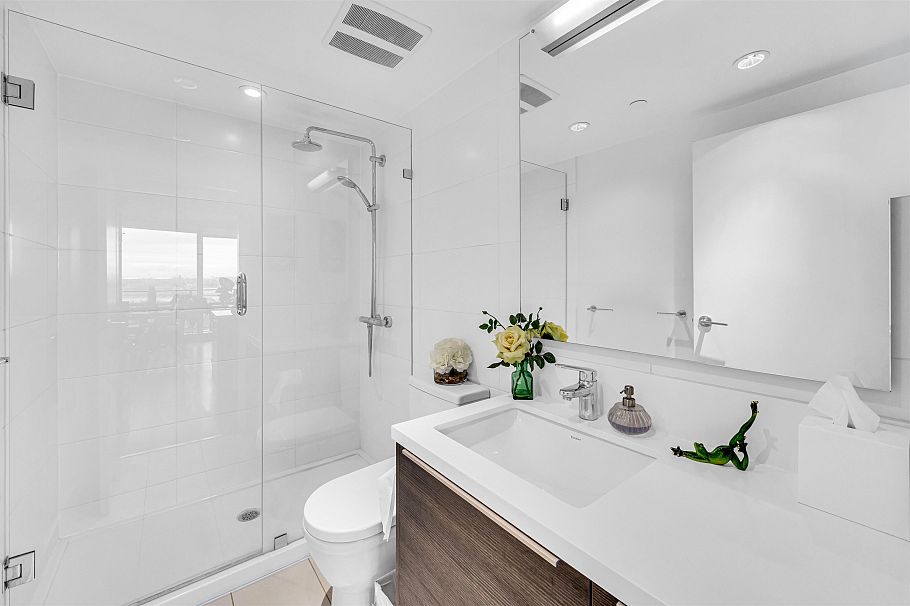 2107 1550 Fern Street North Vancouver, BC - 25