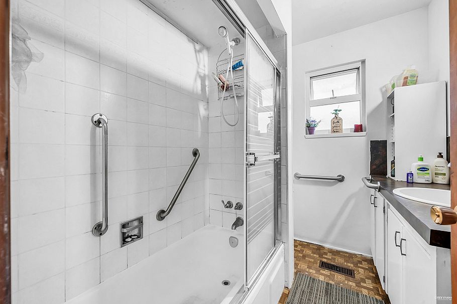 2975 E 41st Avenue Vancouver, BC - 14