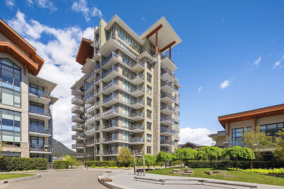 403 2780 Valley Centre Avenue North Vancouver, BC - 2
