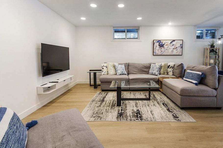 1075 Adderley Street North Vancouver, BC - 27