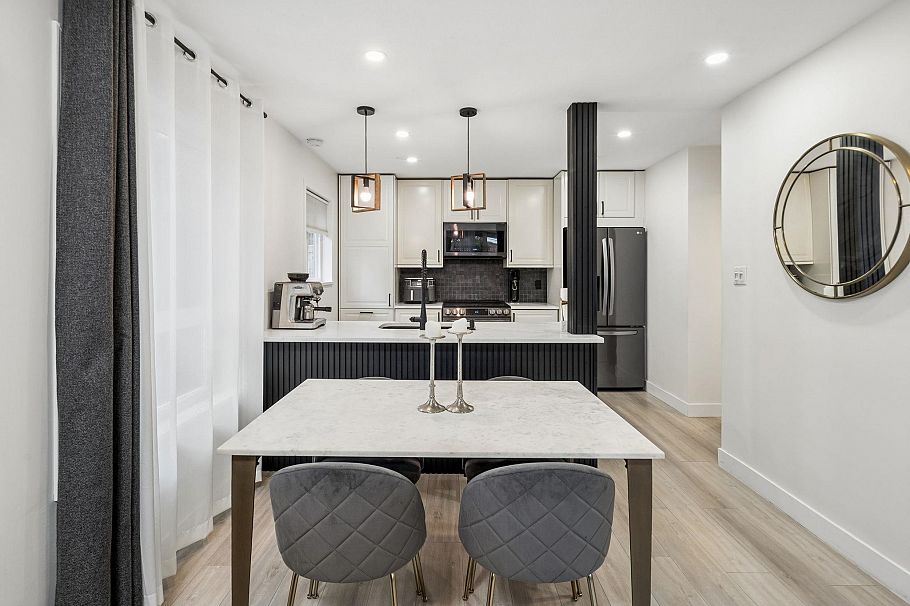 7 848 W 16th Street North Vancouver, BC - 12