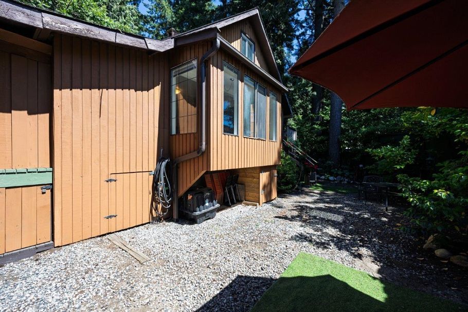 1061 Gladwin Drive North Vancouver, BC - 35