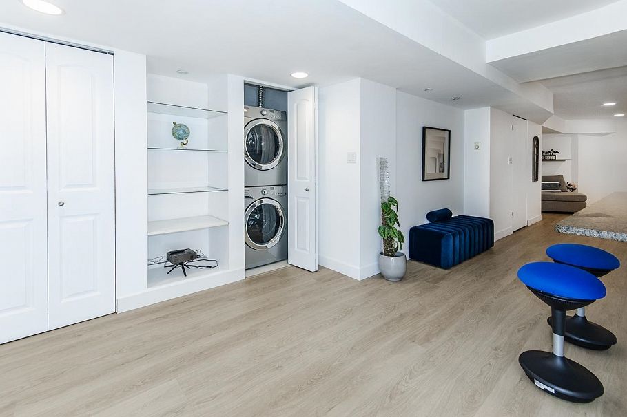 1075 Adderley Street North Vancouver, BC - 24