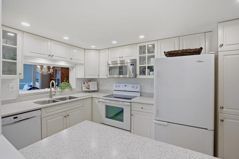 704 995 Roche Point Drive North Vancouver, BC - 14