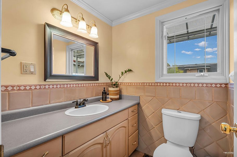 378 E 59th Avenue Vancouver, BC - 4