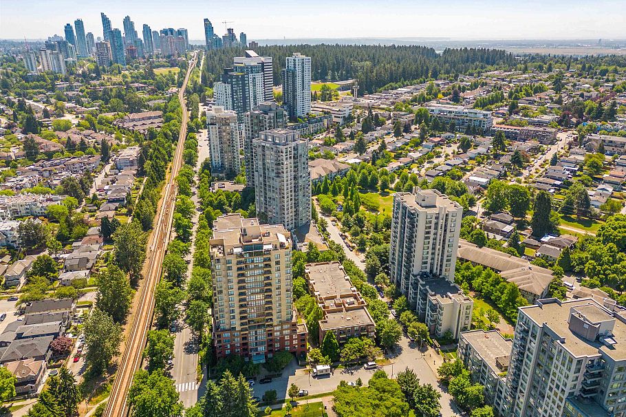 303 3588 Crowley Drive Vancouver, BC - 31