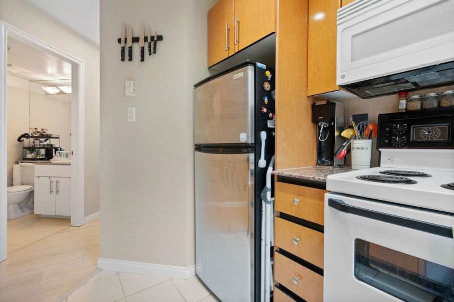 609 1189 Howe Street Vancouver, BC - 2