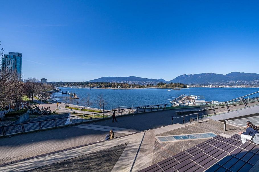 2001 277 Thurlow Street Vancouver, BC - 36