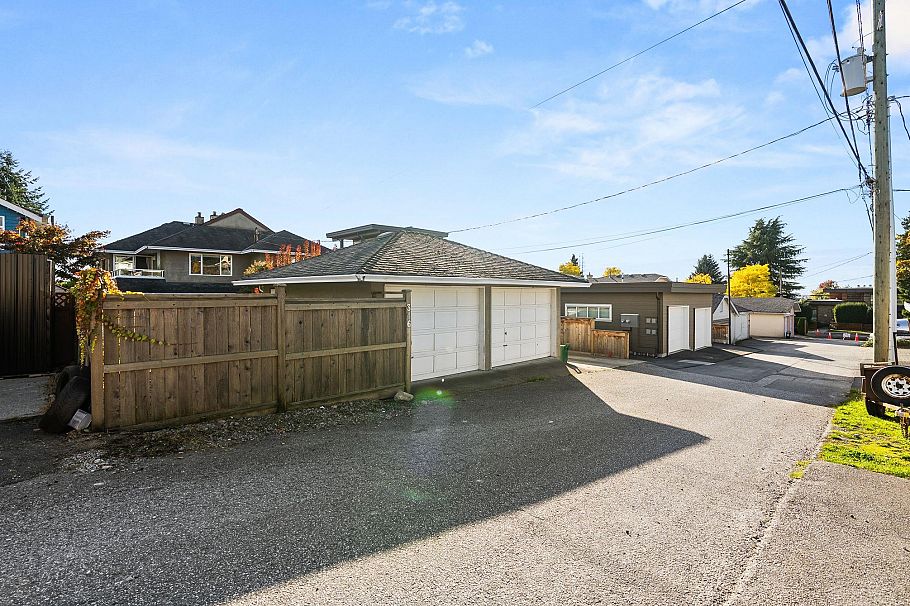 346 W 14th Street North Vancouver, BC - 33