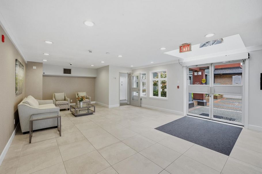 415 121 W 29th Street North Vancouver, BC - 2