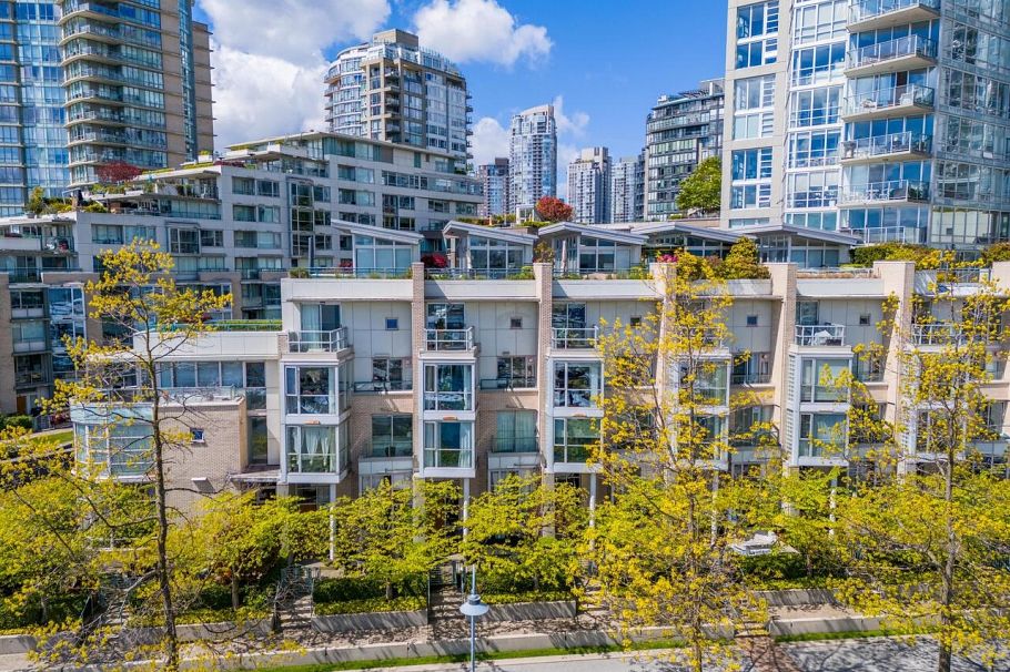 321 1228 Marinaside Crescent Vancouver, BC - 2
