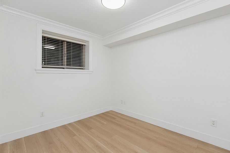 418 E 13th Street North Vancouver, BC - 32