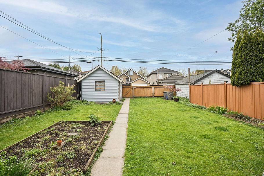 2654 Triumph Street Vancouver, BC - 26