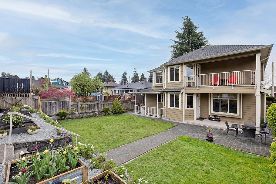 418 E 13th Street North Vancouver, BC - 35