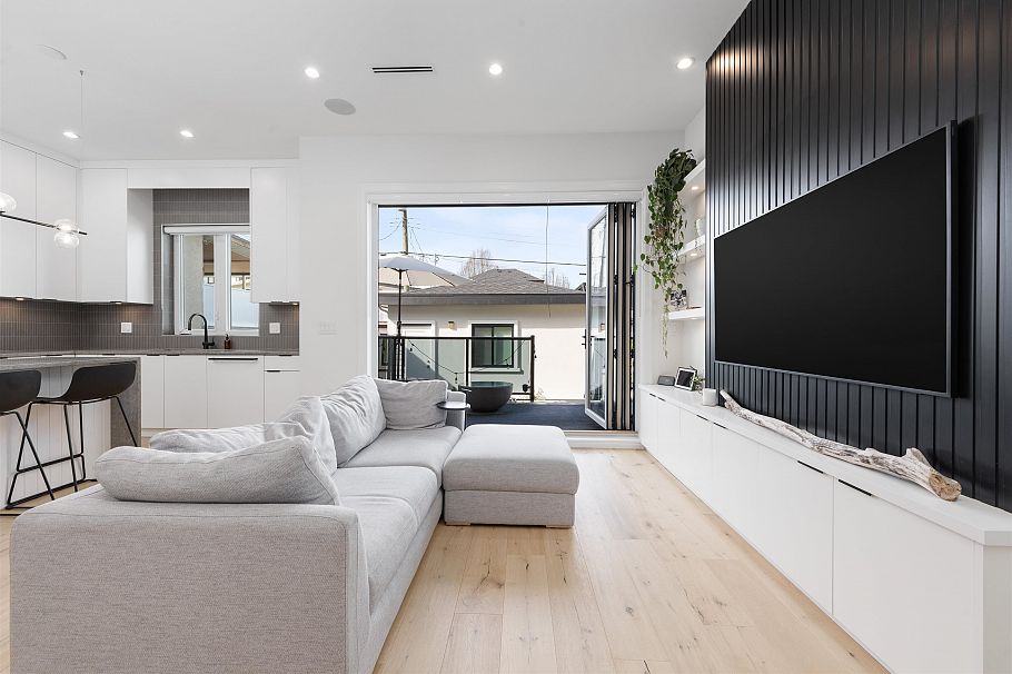 5059 Sherbrooke Street Vancouver, BC - 5