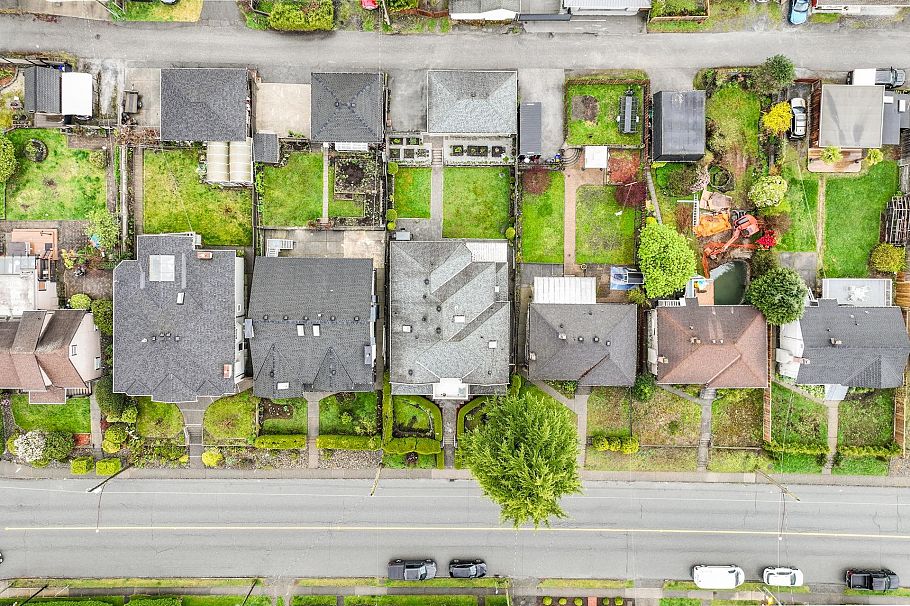 418 E 13th Street North Vancouver, BC - 39