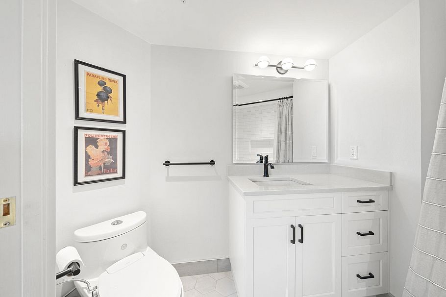 303 1633 West 8th Avenue Vancouver, BC - 17