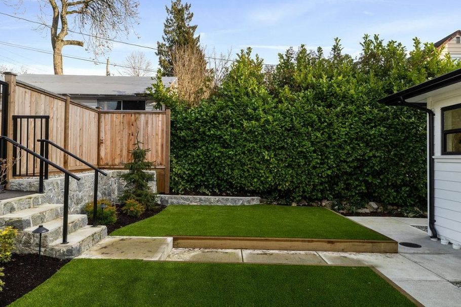 338 W 24th Street North Vancouver, BC - 32