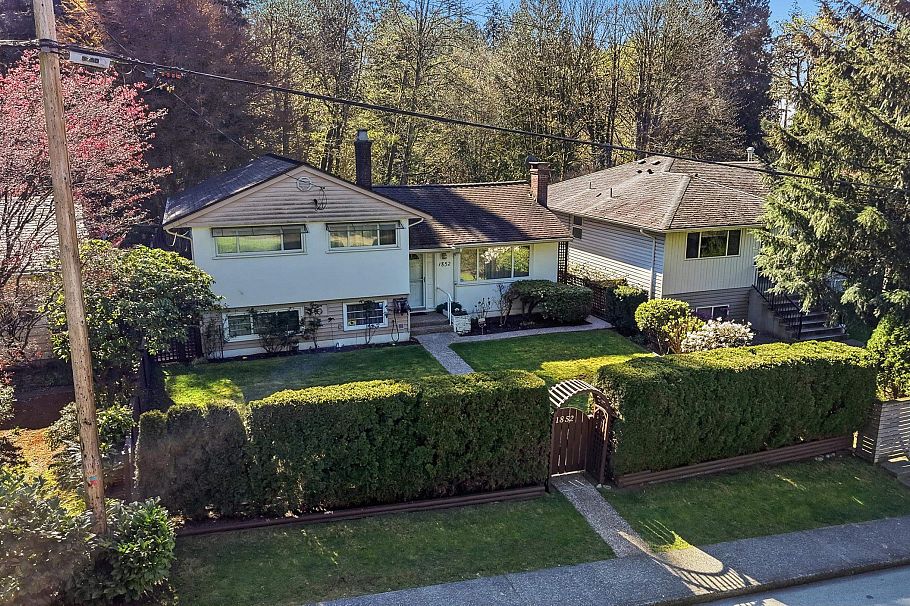 1852 Larson Road North Vancouver, BC - 1